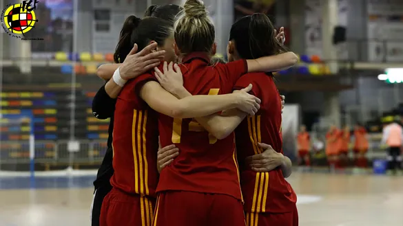 Las jugadoras españolas se abrazan tras un gol