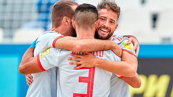 España comienza el clasificatorio goleando a Letonia