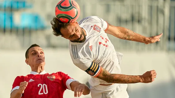 Javi Torres intentando controlar un balón