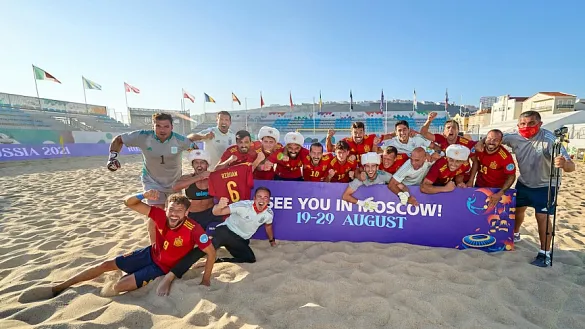Los jugadores de España celebran la clasificación