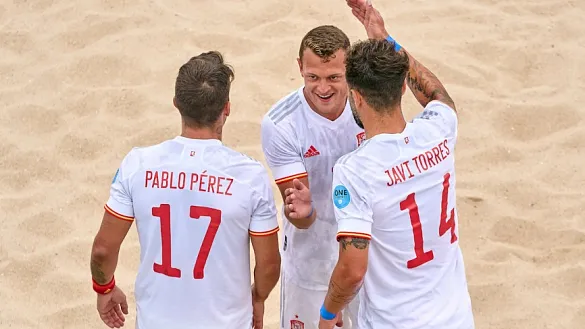 España sigue la racha en Nazaré y alcanza la final del clasificatorio europeo