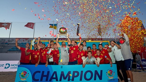 La Selección española celebra el triunfo en Nazaré