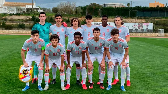 La selección española posa en el partido ante Portugal