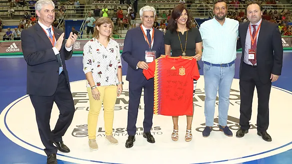 La RFEF hace entrega de una camiseta firmada a María José Rienda, presidenta del CSD