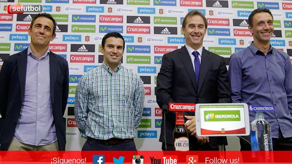 Antolín Gonzalo, Óscar Caro, Julen Lopetegui y Pablo Sanz posan ante los reporteros gráficos