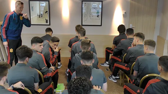 La Selección española Sub-17 pasa del campo a las aulas