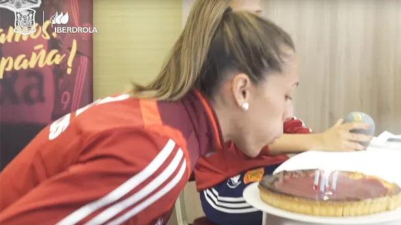 Lola gallardo sopla las velas de su tarta de cumpleaños