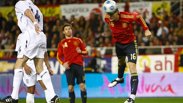 Momento del remate en el primer gol de Llorente con España