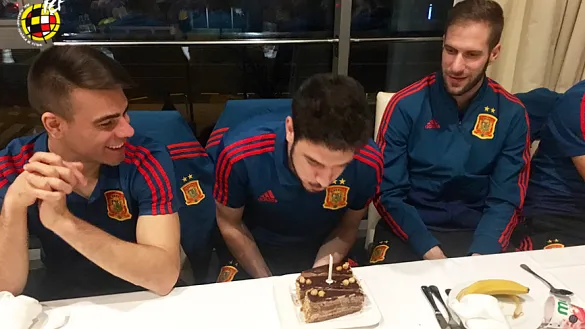 Marc Tolrà soopla las velas por su 27º cumpleaños