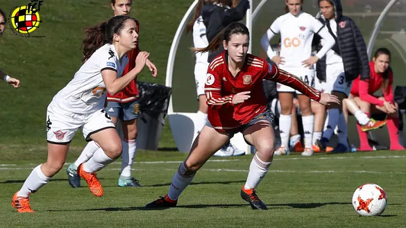 La jugadora internacional Sub-19, Damaris Egurrola, se ejercita en la Ciudad del Fútbol