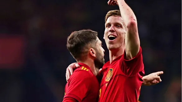 Dani Olmo celebra un gol con la Selección