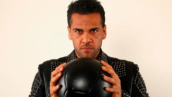 Dani Alves posando para FIFA
