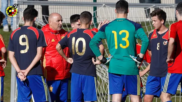 El seleccionador nacional Sub-16, David Gordo, durante un entrenamiento del equipo 