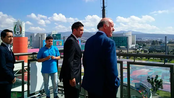 Vicente del Bosque a su llegada al Salón de la Fama de Pachuca (México)