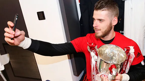 David de Gea se fotografía con el trofeo de la Copa de la Liga inglesa