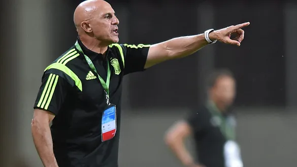 Luis de la Fuente dirigiendo un partido de la Selección española Sub-19