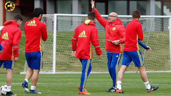 El Seleccionador Sub-19 Luis de la Fuente da instrucciones durante un entrenamiento 