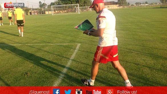 Luis de la Fuente, Seleccionador nacional Sub-19, durante un entrenamiento en Katerini