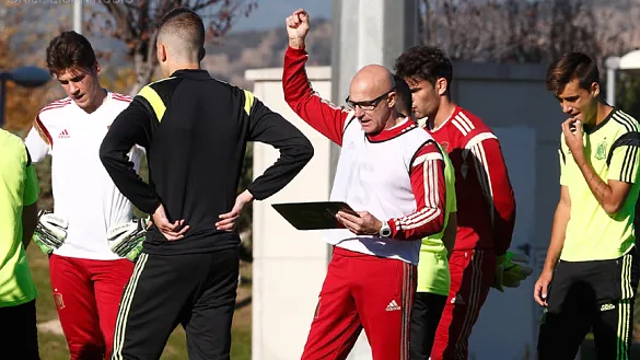 El Seleccionador nacional Sub-19, Luis de la Fuente, ofrece instrucciones durante un entrenamiento