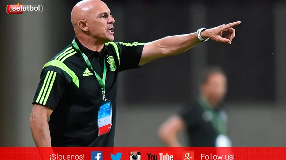 El Seleccionador nacional Sub-19, Luis de la Fuente, da instrucciones durante un partido