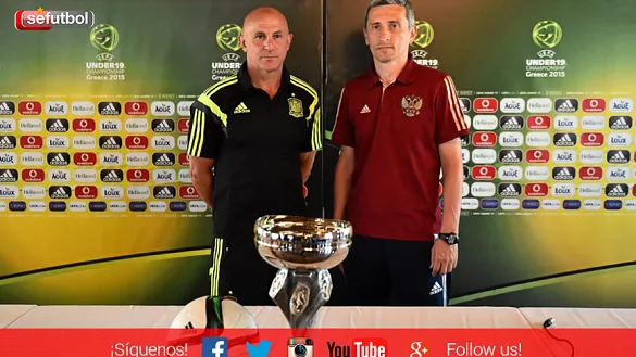 Luis de la Fuente y su homólogo Dmitri Khomukha, Seleccionador nacional Sub-19 de Rusia, posan en Katerini durante la jornada previa a la final