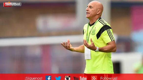 Luis de la Fuente, Seleccionador nacional Sub-19, da instrucciones durante el encuentro frente a Rusia
