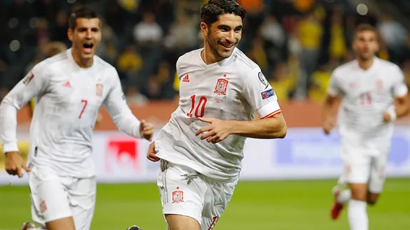 Carlos Soler celebra su gol a Suecia en Solna