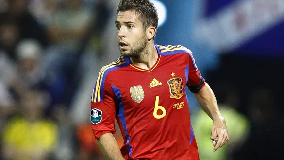 Con el dorsal número seis, Jordi Alba