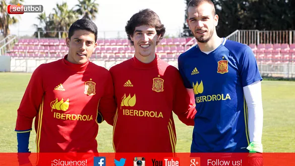 De izquierda a derecha: Pablo Fornals, Aritz Elustondo y Pau López posan durante el entrenamiento de la Selección Sub-21 en Sangonera (Murcia)