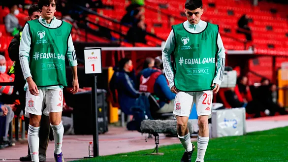 Pedri y Bryan Gil se preparan para debutar con la Selección española