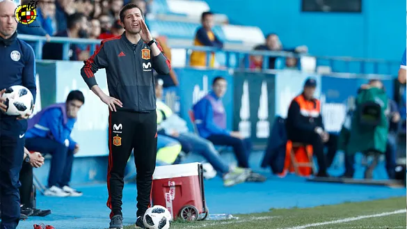 Albert Celades ofrece instrucciones durante el España - Estonia Sub-21 disputado en Ponferrada