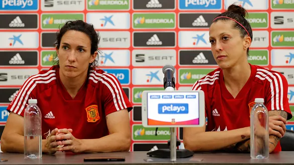 Silvia Meseguer y Jennifer Hermoso comparecen ante los periodistas en Deauville