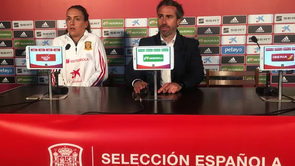 Jorge Vilda y Alexia Putellas atienden a los medios de comunicación en Don Benito 