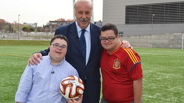 Vicente del Bosque posa en la Ciudad del Fútbol con dos aficionados de la Selección Española