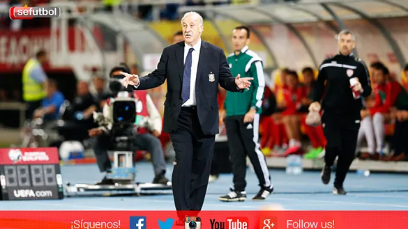 Vicente del Bosque da instrucciones en el estadio Filipo II de Skopie