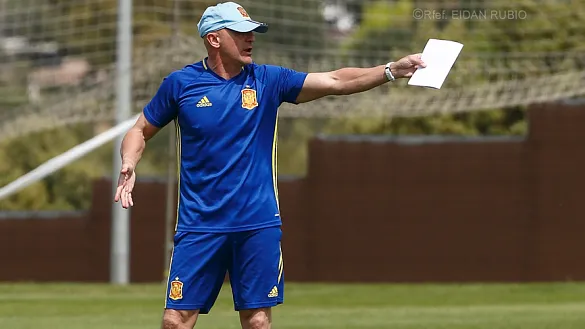 Luis de la Fuente en un entrenamiento de la Sub-19