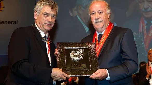 Vicente del Bosque recibe el calor de la Asamblea