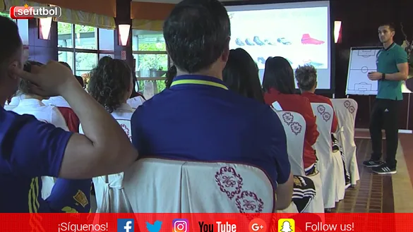 El árbitro español Carlos Del Cerro Grande ha charlado con las internacionales absoluta
