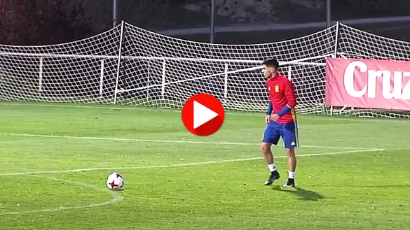 Marco Asensio antes de ejecutar un lanzamiento con la Sub-21