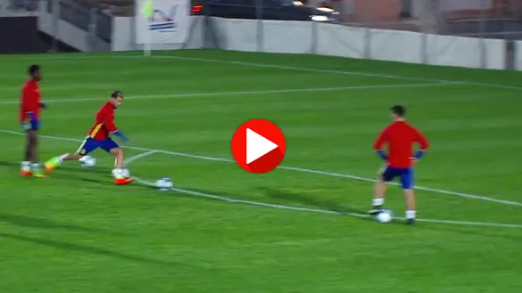 Dani Ceballos ejecuta un lanzamiento durante el entrenamiento de la Selección Sub-21