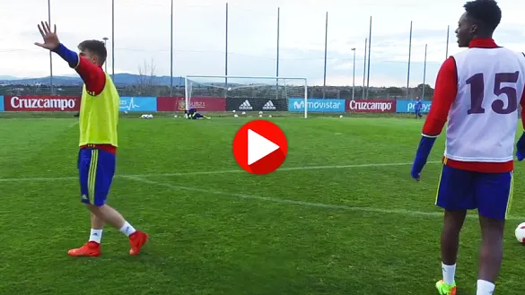 Denis Suárez celebra un gol ante Iñaki Williams durante el entrenamiento de los Sub-21