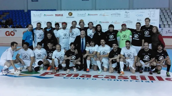 Los protagonistas del "Partido de las Estrellas" de Santander posan en el pabellón de La Albericia