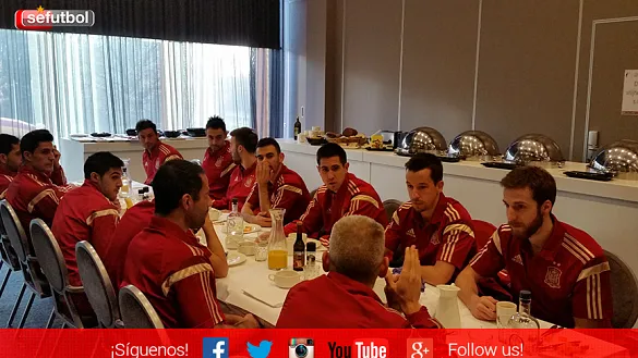 Los jugadores desayunando el día del debut