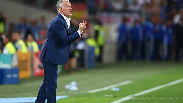Didier Deschamps da instrucciones durante un partido de la Selección francesa (UEFA.com)