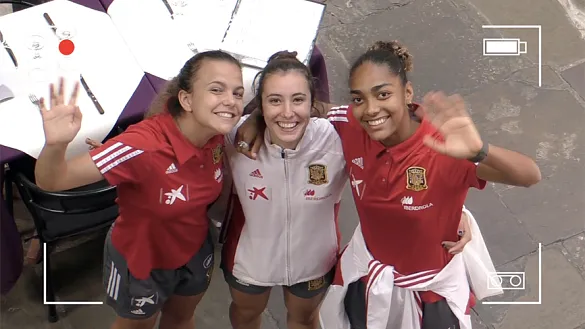 Leire Peña, Isabel Pala e María Isabel Okoye saludando a cámara