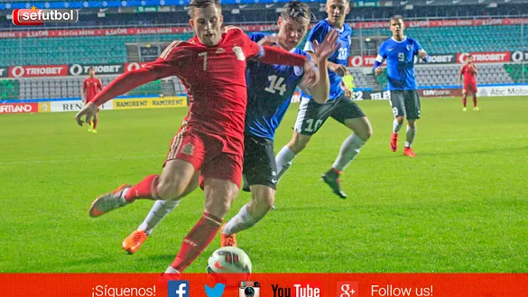 Gerard Deulofeu lucha con vario rivales durante el encuentro jugado en Tallin