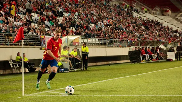 Deulofeu lanza un córner con la Sub-21