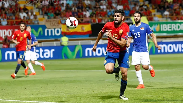 Diego Costa lucha por un balón durante un encuentro de la Selección Española de fútbol