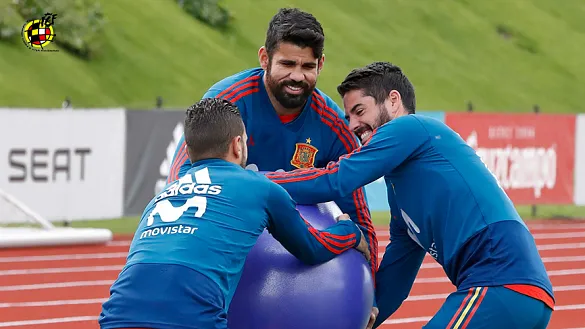 Diego Costa, Isco y Koke ríen en el entrenamiento de la Selección 