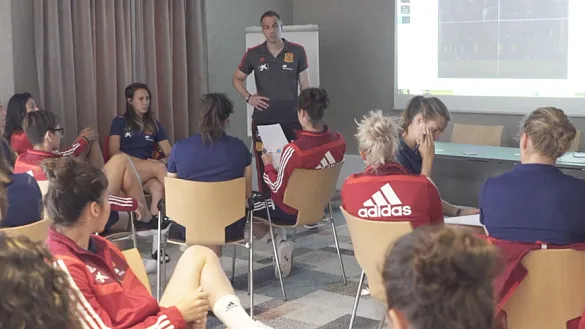 Javier López Vallejo dirige la dinámica de grupo de la Selección femenina